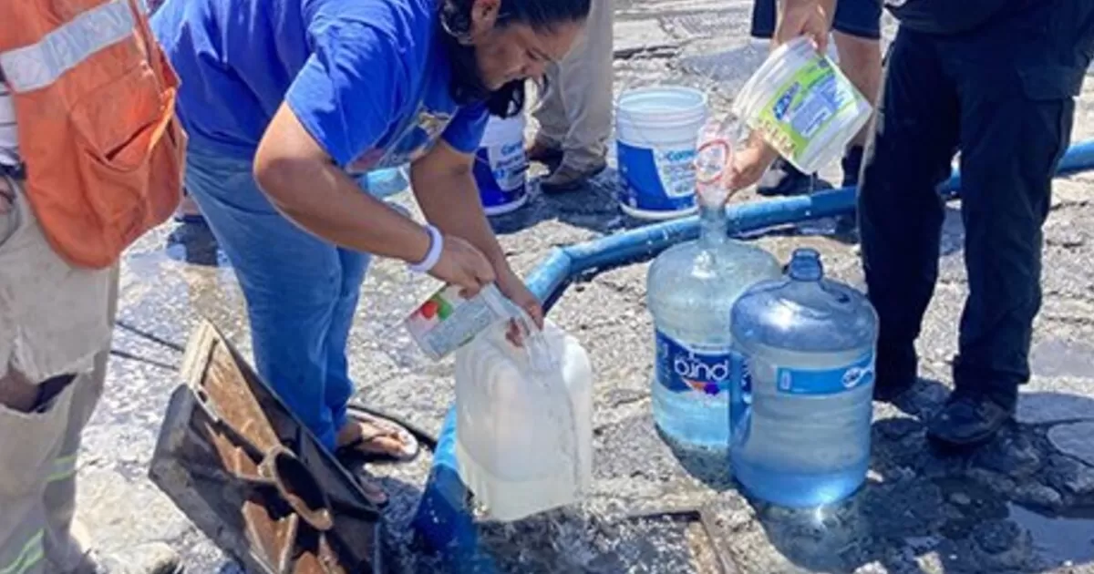 Ante la desesperación, ciudadanos de Nuevo León acarrean agua de donde pueden