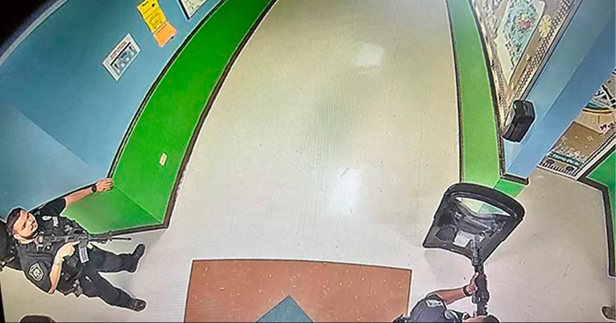 Masacre en Uvalde: Muestran imágenes inéditas de oficiales dentro de la primaria en Texas