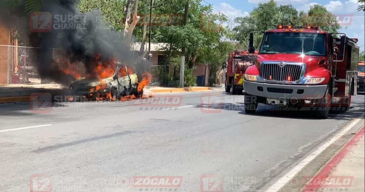 El afectado seÃ±alÃ³ que circulaba sobre Alejo GonzÃ¡lez cuando, al llegar al cruce con calle Laredo, sintiÃ³ un golpe en la parte inferior de su vehÃ­culo al pasar por un tope instalado en esa zona. Metros mÃ¡s adelante iniciÃ³ el fuego.