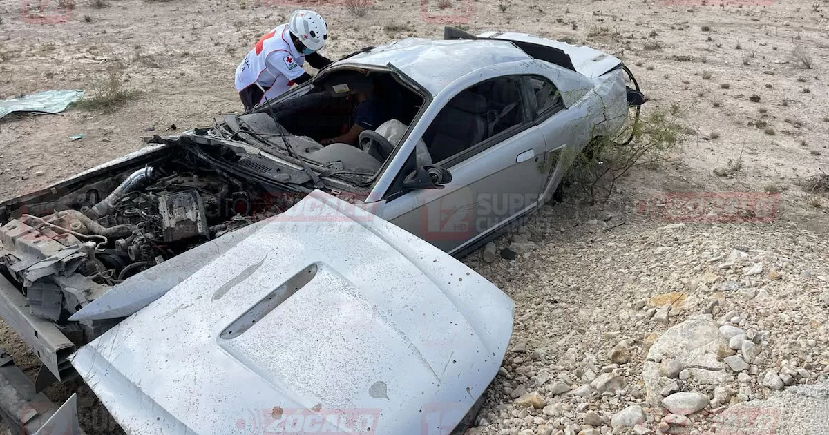 Destroza su Mustang en volcadura en Acuña; hay dos lesionados