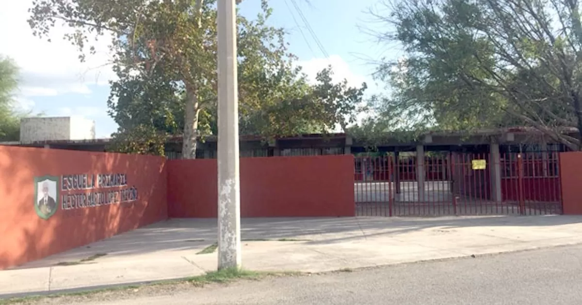 Directivos, maestros y padres de familia de la escuela HÃ©ctor Mario LÃ³pez TreviÃ±o celebran que por medio del programa federal â€œEscuela es Nuestraâ€ se podrÃ¡ rehabilitar el plantel