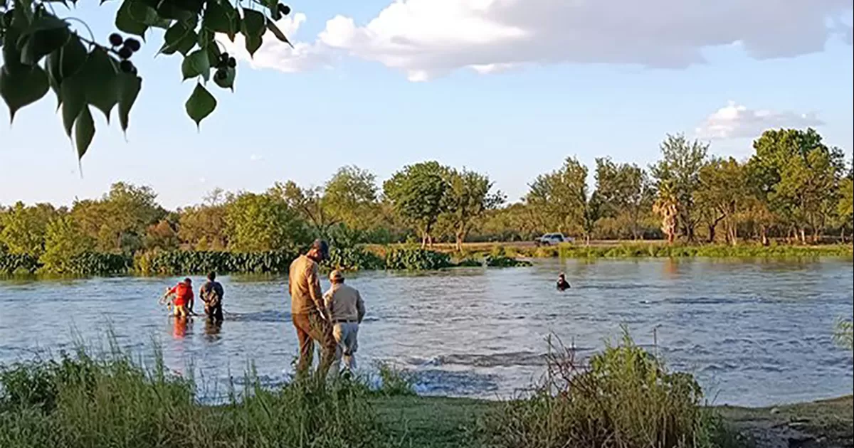 Estas dos personas cuando quisieron cruzar el rÃ­o, llegaron al pequeÃ±o islote donde al ver que ya no podÃ­an con su objetivo, comenzaron a gritar