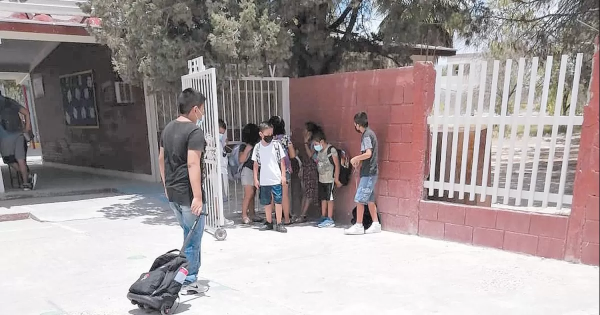 Maestros de turno matutino terminan y cierran plantel y los del vespertino nunca llegaron