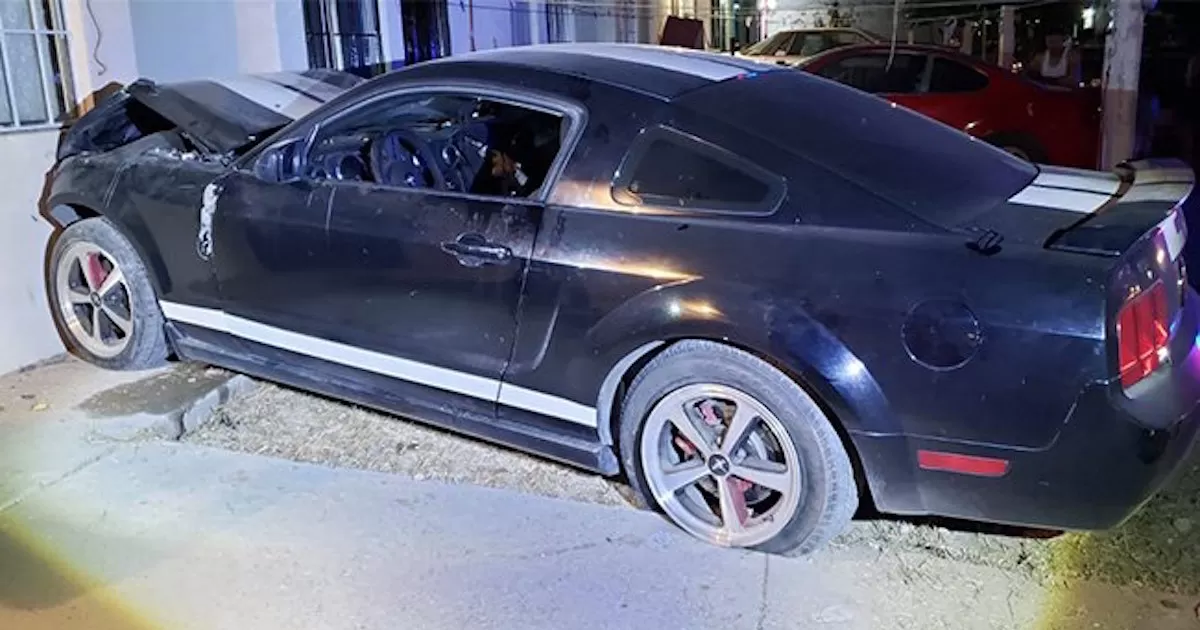 Estrella su Mustang contra vivienda en Acuña y huye