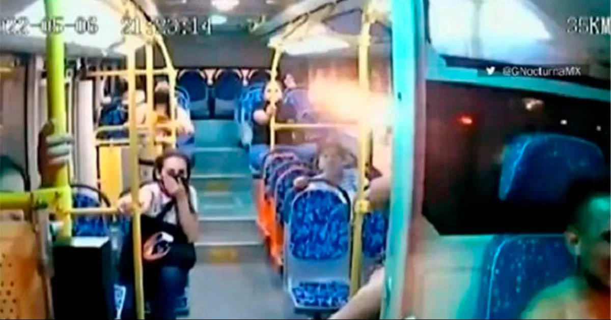 VIDEO: Sin camisa y drogado, chofer choca vehículo y lo estrella con otro camión