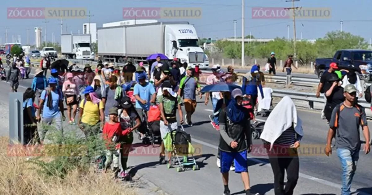Todo un caos provocÃ³ en la carretera federal 57 la caravana de 950 migrantes que saliÃ³ hoy de Monclova.