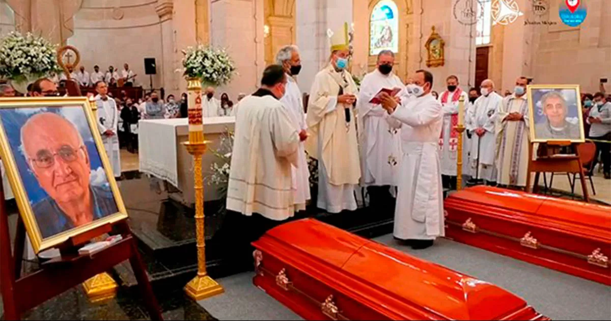 Realizan misa de cuerpo presente de sacerdotes jesuitas asesinados en Chihuahua