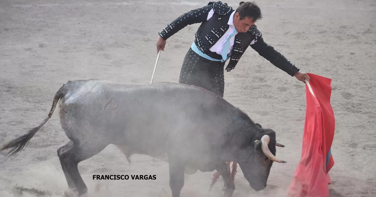 César Delgadillo corta solitaria oreja y se alza como el triunfador