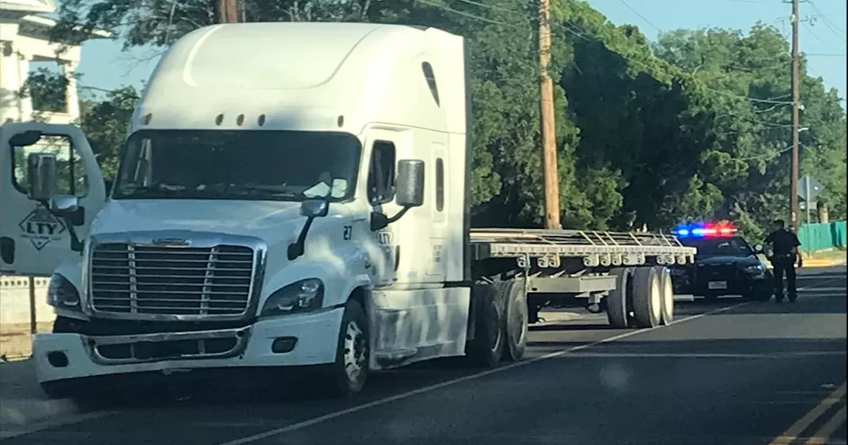 Trailero causa destrozos en postes en un área residencial en Eagle Pass