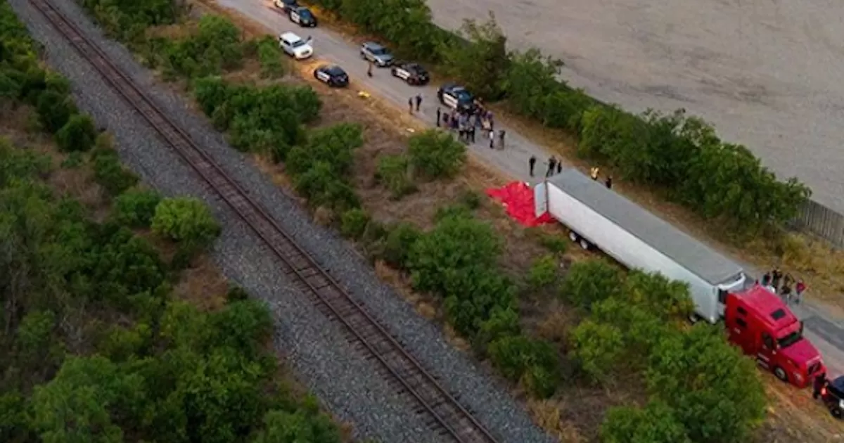 Autoridades de Texas aumentaron a 51 la cifra de migrantes muertos por asfixia al interior de un trÃ¡iler encontrado ayer en San Antonio.