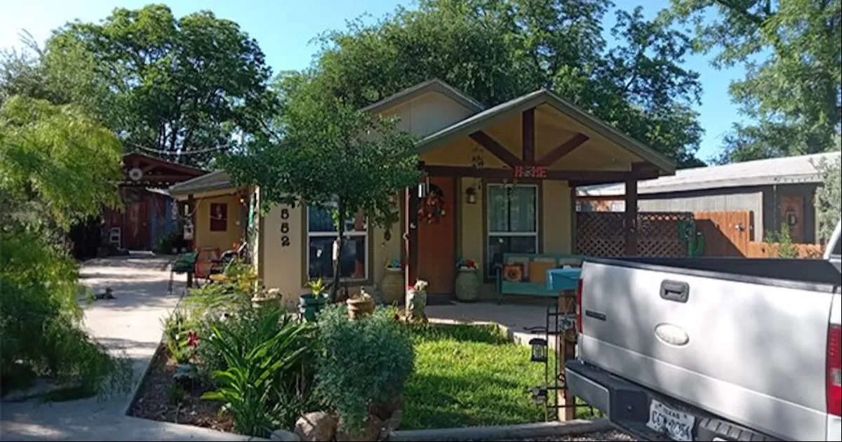 Ella es a quien Salvador Ramos, de 18 aÃ±os, disparÃ³ en su casa en la que ambos vivÃ­an. Luego de ello el adolescente fue y ocasionÃ³ el tiroteo en la escuela Robb.