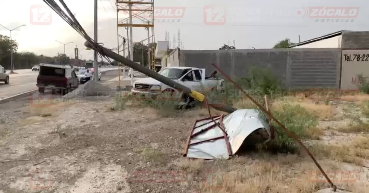 Luego de ser arrancado de su base en un accidente la noche del martes, un poste quedÃ³ suspendido de su propio cableado sobre RomÃ¡n Cepeda.