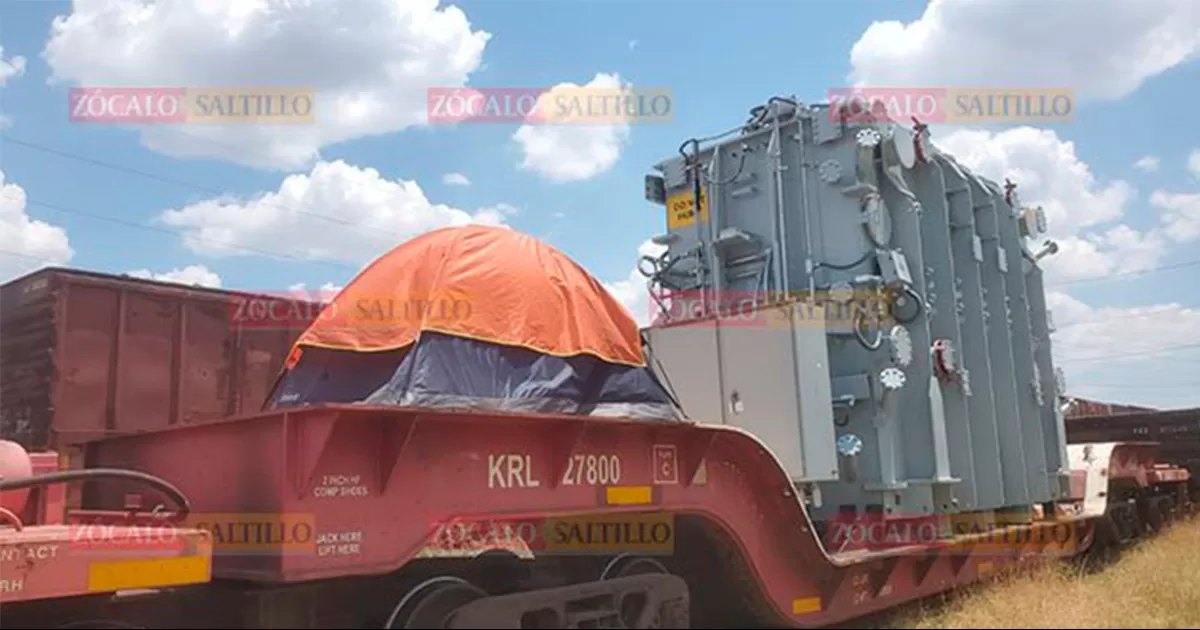 CausÃ³ asombro en los automovilistas al percatarse de una casa de campaÃ±a instalada en una plataforma del tren.