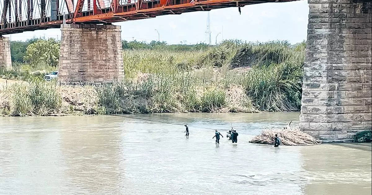 Pese a mucha vigilancia los extranjeros cruzan a pleno medio dÃ­a por el rÃ­o orientados por los traficantes