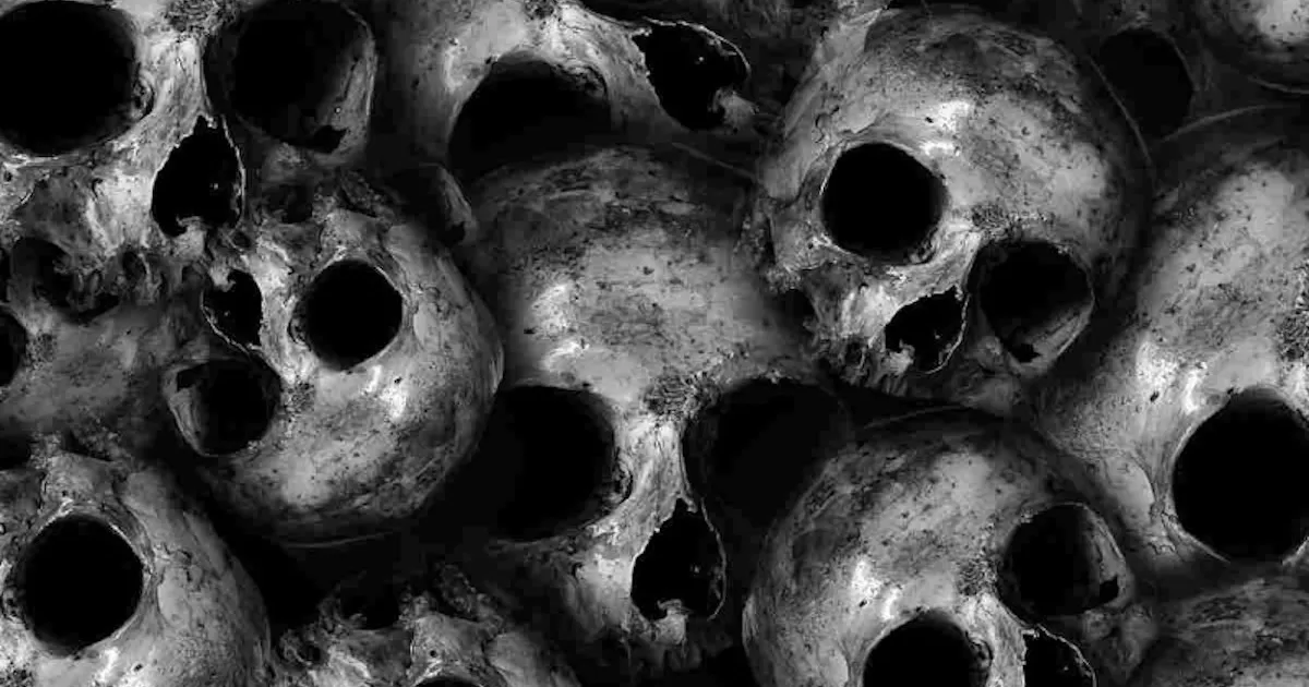 La cripta, edificada a base de ladrillos de adobe, cal y piedras de rÃ­o, mide 60 metros de largo por seis metros de ancho