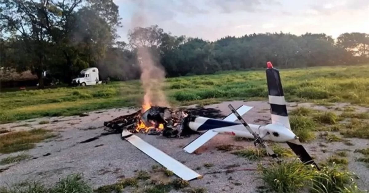 Cuatro personas fueron asesinadas y un helicÃ³ptero de servicio privado para turistas fue incendiado en la localidad de Agua Buena del municipio de Tamasopo, en la Huasteca Potosina a unos 250 kilÃ³metros de la capital del estado.