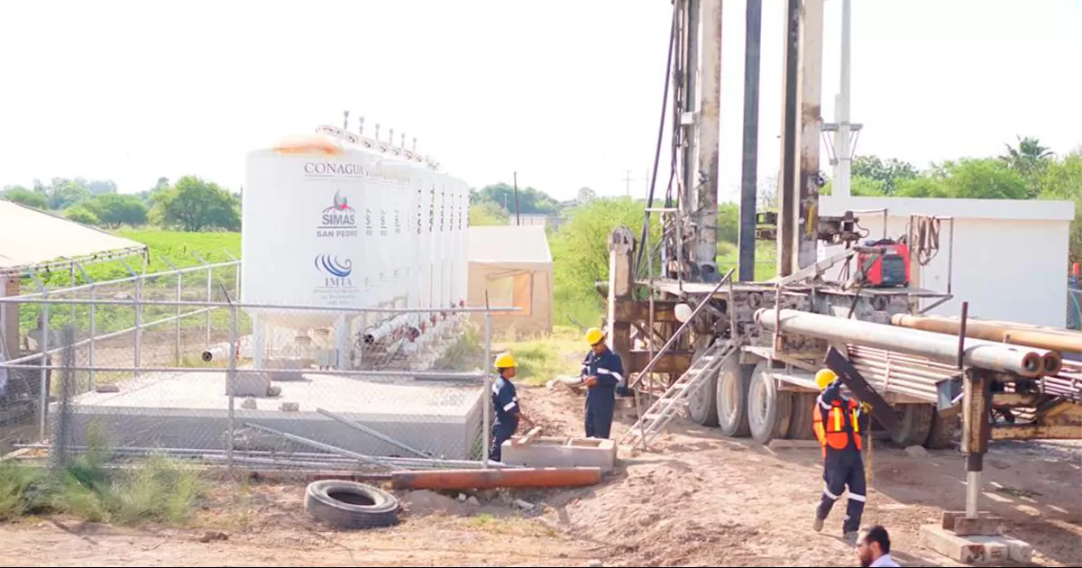AdemÃ¡s, entrega techumbre en el CONALEP de este municipio.