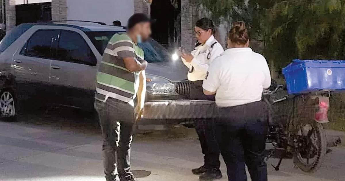 Derrapa motociclista por evitar accidente