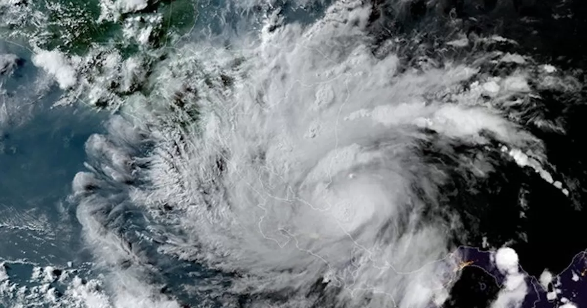 "Bonnie", que empezÃ³ su trayectoria en la parte sur de las islas de Barlovento y siguiÃ³ por el Caribe cerca de las costas de Venezuela y Colombia
