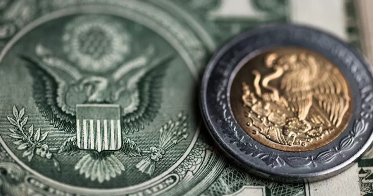 Peso cae a 20.24 por dólar debido a temores a recesión; BMV repunta