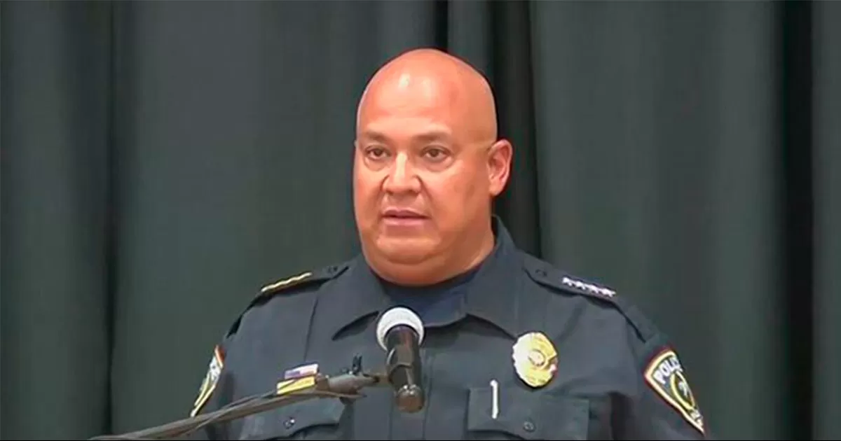 Renuncia a su puesto ex jefe de la policía escolar de Uvalde tras controversia en manejo de masacre