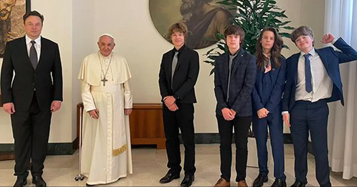 Elon Musk reaparece en Twitter tras días de ausencia y comparte foto de su reunión con el Papa