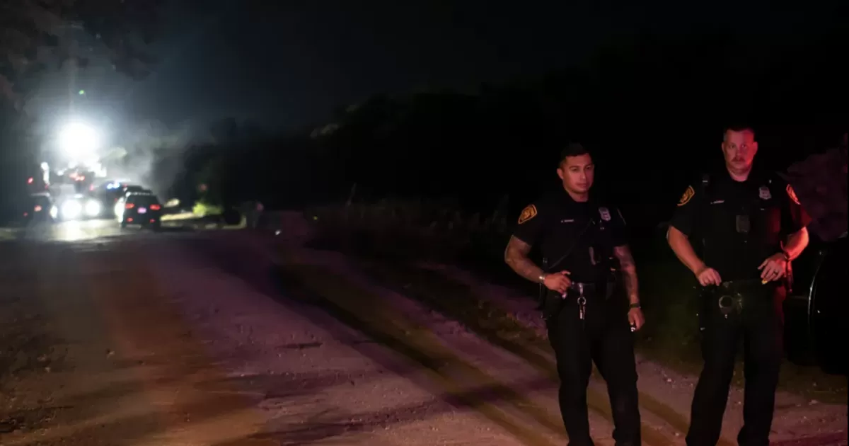 El sospechoso del tiroteo, quien tambiÃ©n muriÃ³ de una herida de bala autoinfligida, fue encontrado con un rifle de asalto estilo militar.