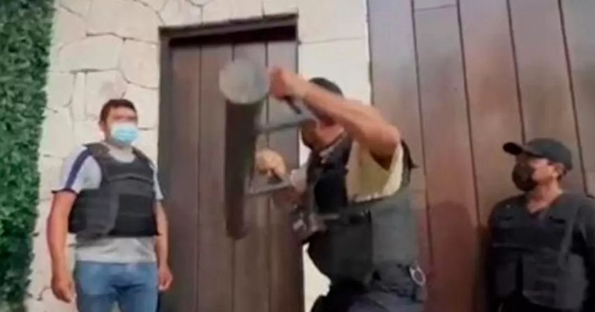 Los elementos ministeriales, con armas largas y chalecos antibalas, tumbaron la puerta principal con un ariete e ingresaron al domicilio