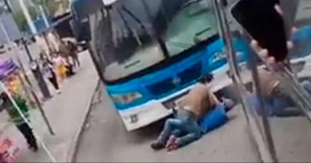 VIDEO: Choferes protagonizan pelea callejera por ganar pasaje en Monterrey