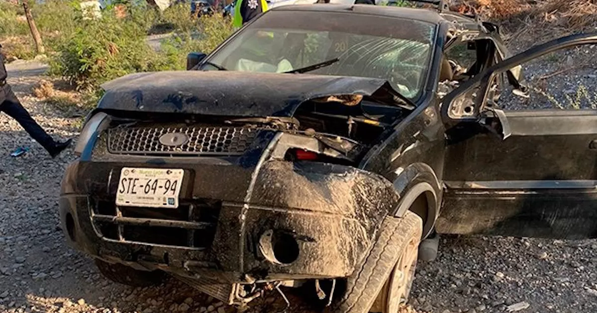 Conductora trata de ganarle paso al tren, pero es embestida; muere una bebé y una niña