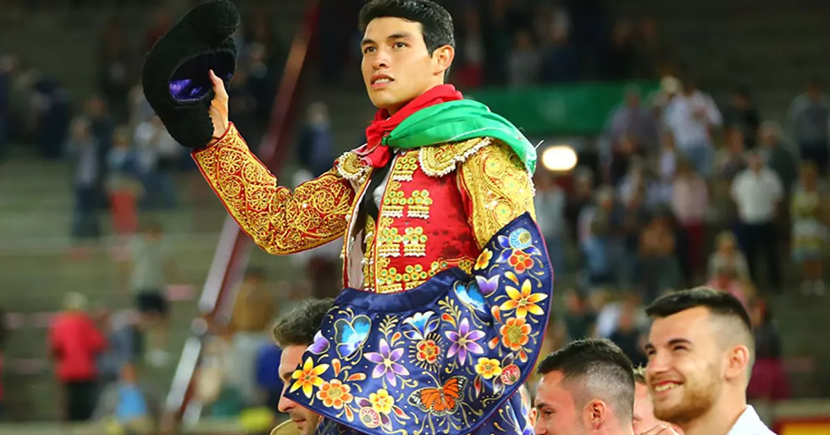 Isaac Fonseca corta cuatro orejas y sale en hombros en Pamplona