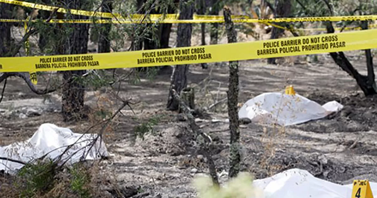 En el mes de febrero del aÃ±o 2009 fueron encontrados entre 14 y 16 personas, entre ellas dos menores de edad, en varias fosas clandestinas