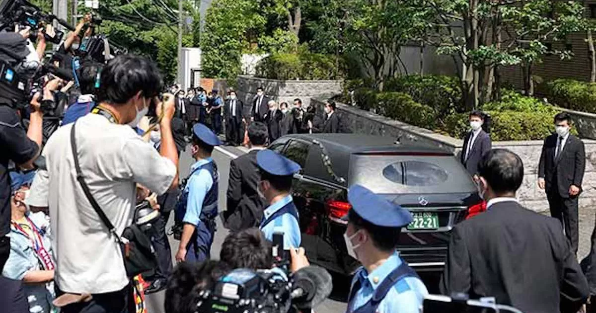 Shinzo Abe fue tiroteado por la espalda mientras ofrecÃ­a un discurso durante la campaÃ±a de las elecciones parciales parlamentarios de este domingo