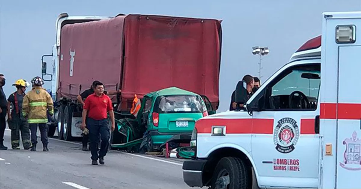 El auto quedÃ³ completamente destrozado, siendo pÃ©rdida total y junto con el camiÃ³n fueron trasladados a un corralÃ³n.