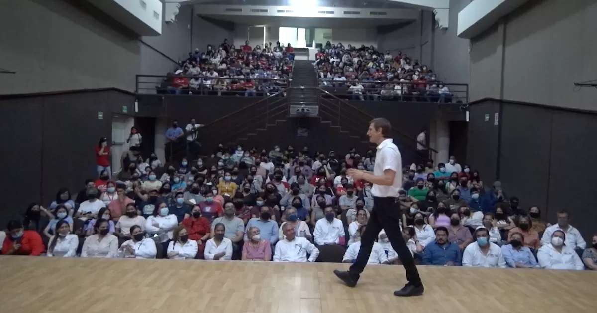 Se ofreciÃ³ a los estudiantes una interesante conferencia con Ricardo Perret que los motivÃ³ a expresar sus propios retos para lograr la superaciÃ³n personal.