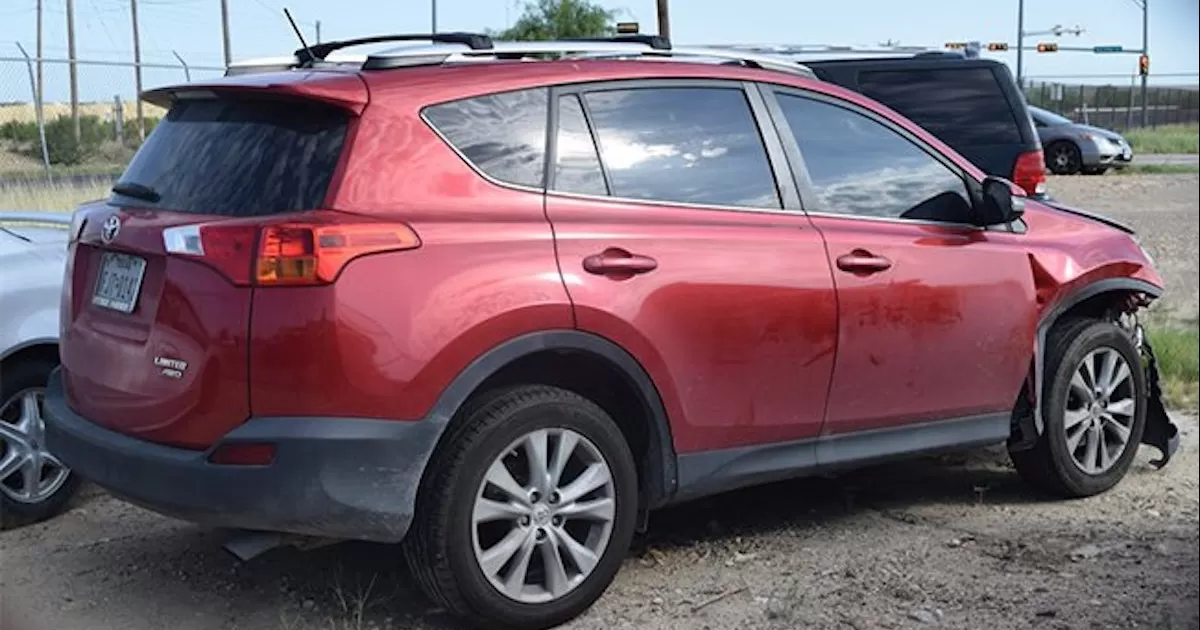 Chocan y abandonan auto robado de Houston