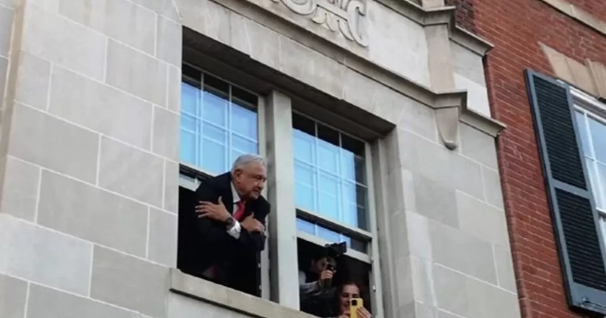 "Los quiero mucho": AMLO sale de ventana de hotel en EU para agradecer a migrantes
