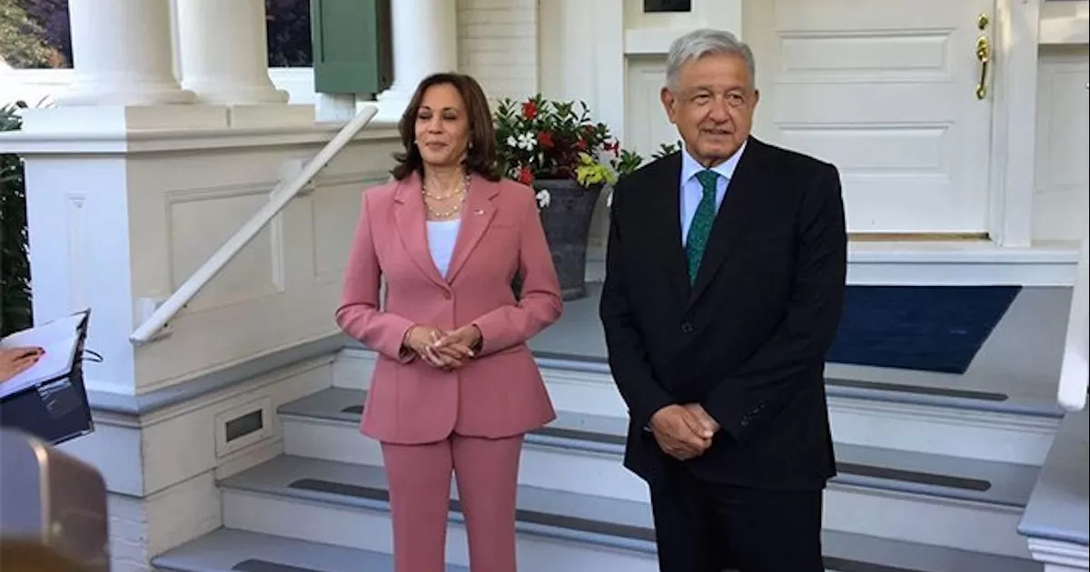 Al llegar, tras el saludo, el Mandatario mexicano y la funcionaria estadounidense intercambiaron mensajes de amistad