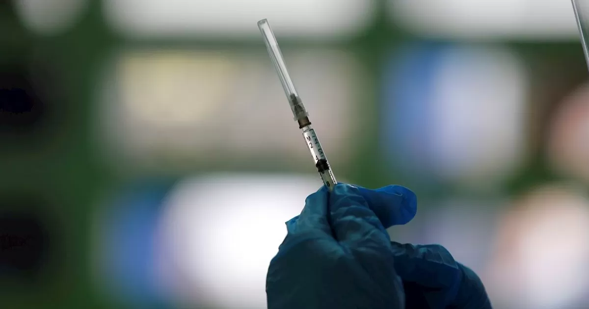 EU dará prioridad a refuerzos vacunas y pruebas para combatir subvariante ómicron