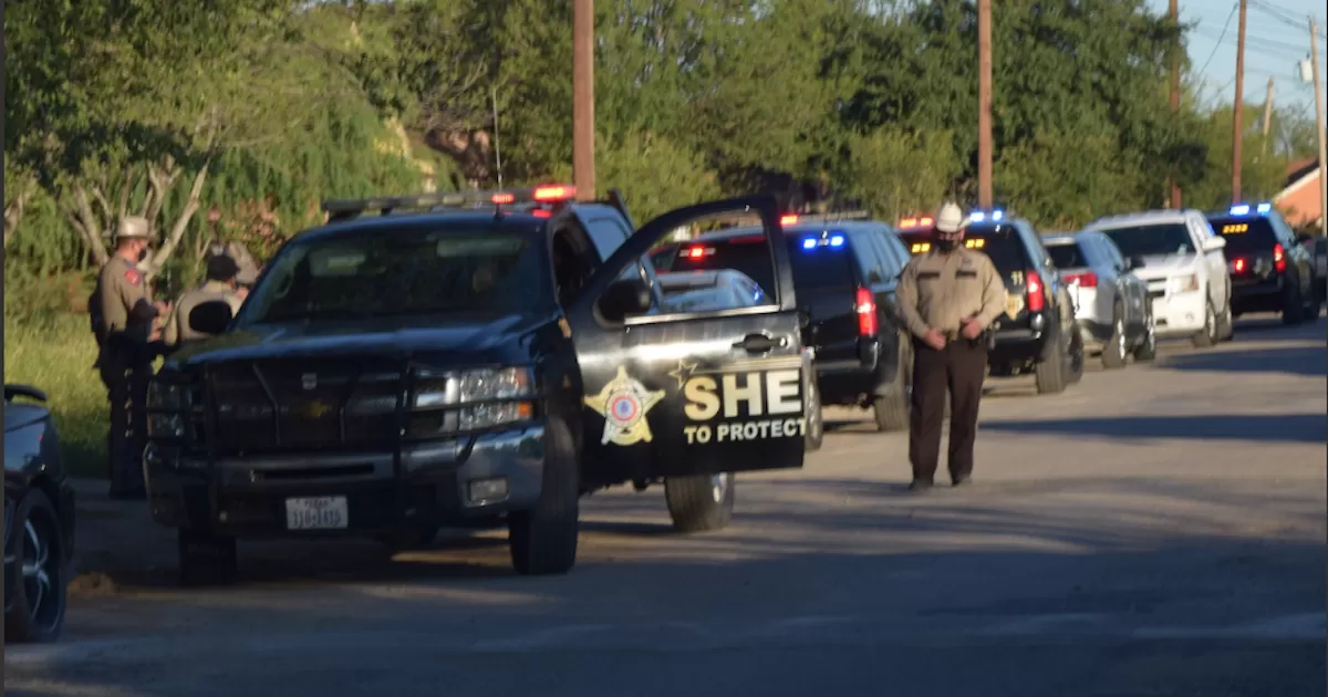 Son casas abandonadas que usan los traficantes para ocultar a los migrantes