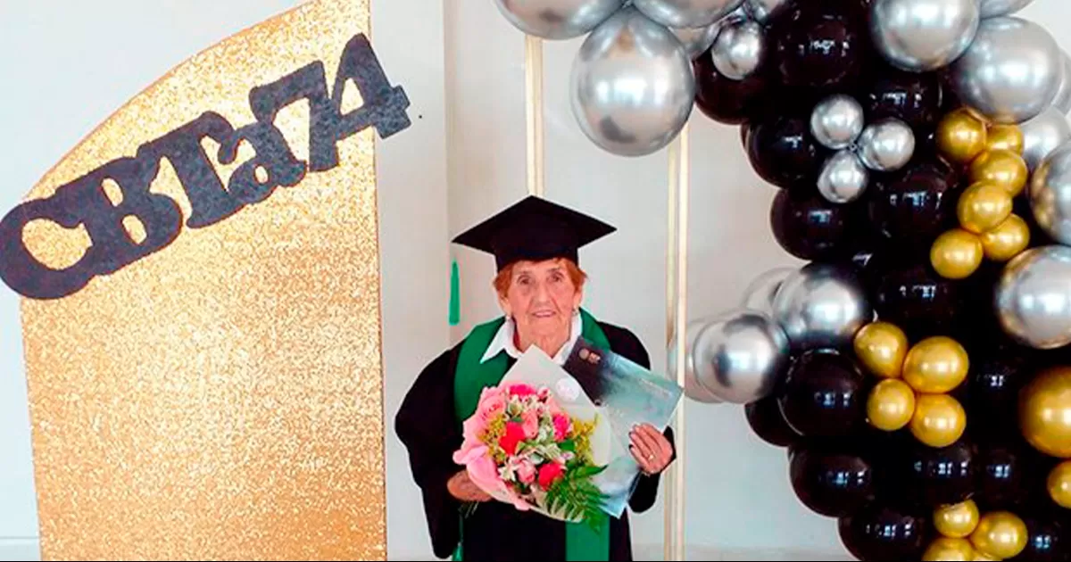 Con 84 años, abuelita termina sus estudios de bachillerato en Cadereyta