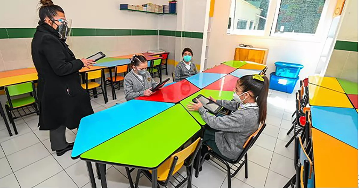 Entregan padres de familia 27 mil firmas a la SEP