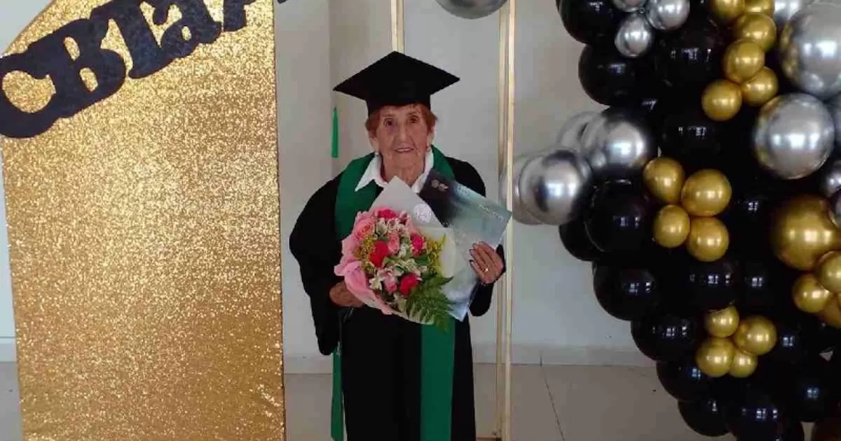 DoÃ±a Irma Gloria Esquivel concluyÃ³ con Ã©xitos sus estudios de nivel medio superior; su historia motivacional se viralizÃ³