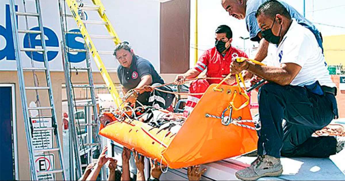 El trabajador rozÃ³ los cables de alta tensiÃ³n, al momento que trabajaba en el techo de una farmacia del bulevar Pape.