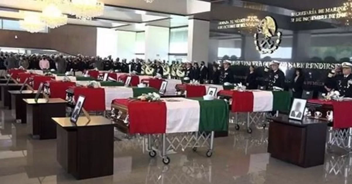 Rinden homenaje a 14 marinos que murieron en Sinaloa