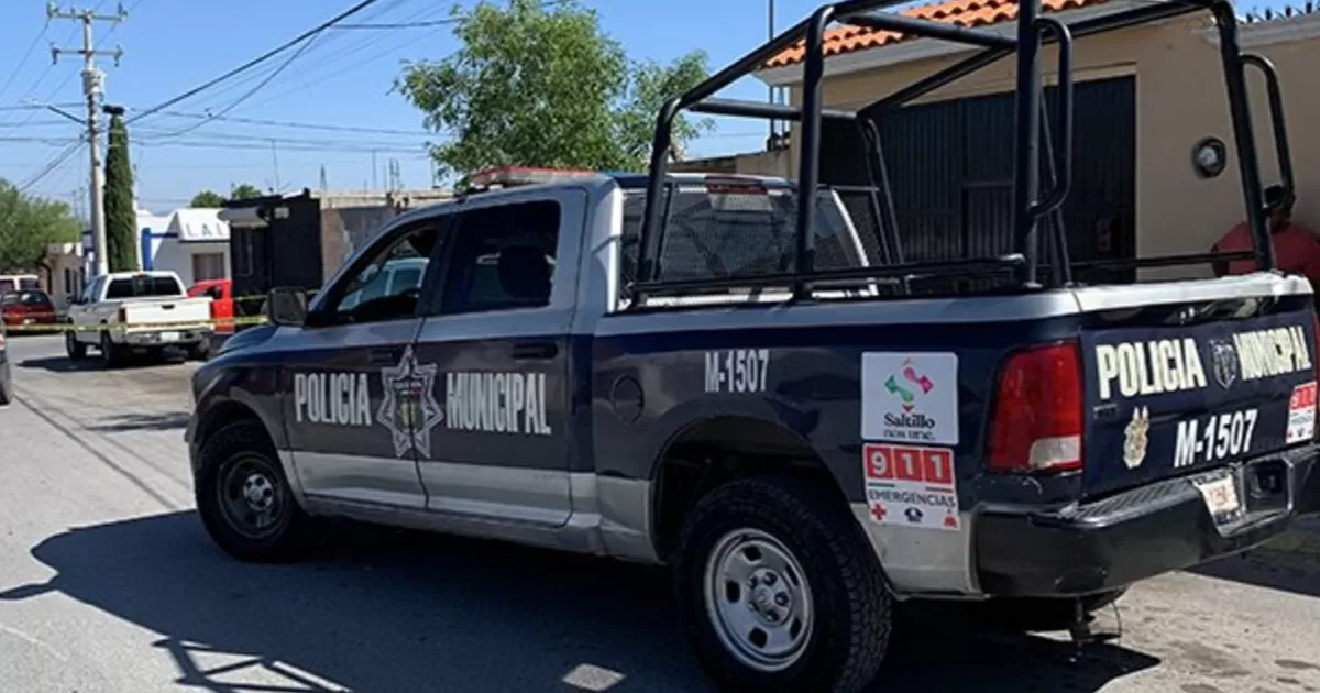 Hombre muere tras aventarse ebrio a alberca en Saltillo