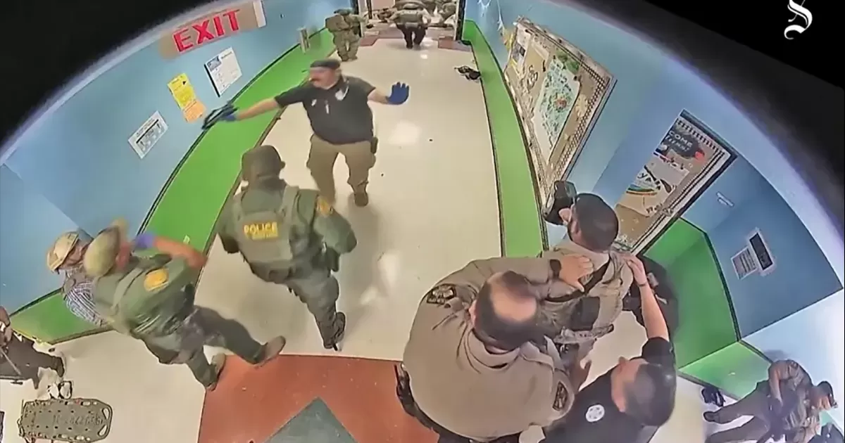ImÃ¡genes de las cÃ¡maras que los agentes llevan en sus uniformes muestran a los policÃ­as rompiendo ventanas y sacando a niÃ±os de la escuela.