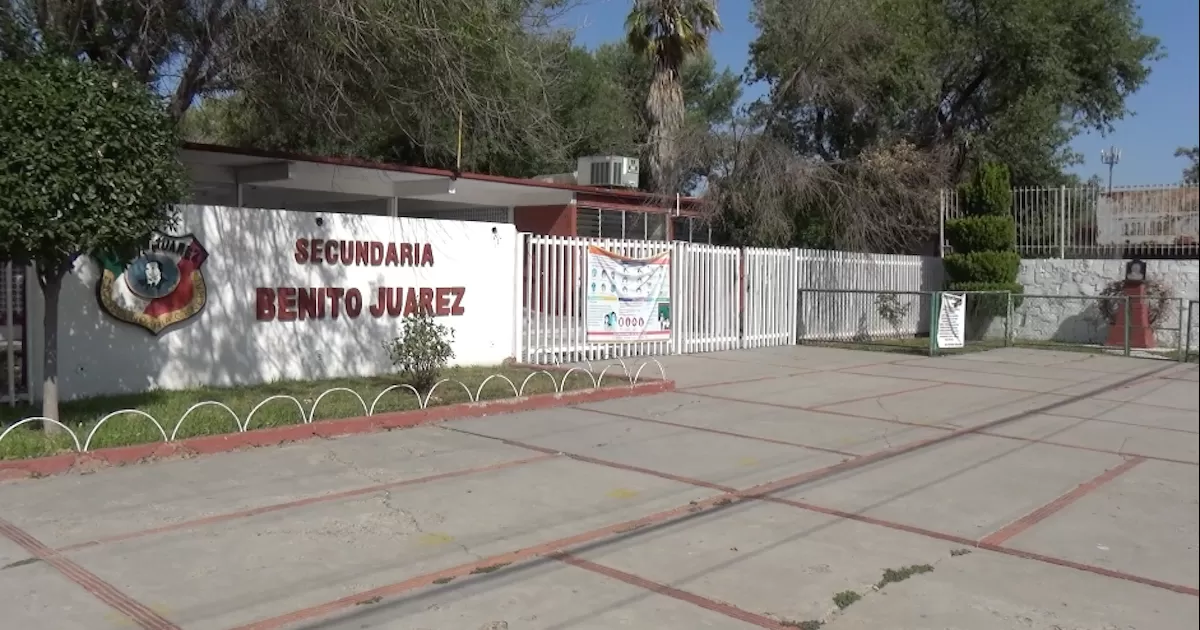 Después de muchos años, secundaria Benito Juárez cambia uniforme