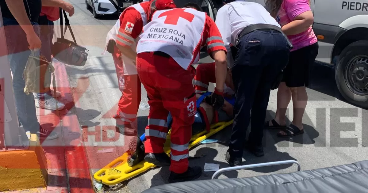 Grave mujer policía en accidente de moto contra bicicleta en avenida Carranza