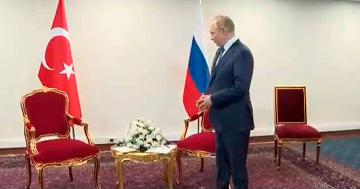 El video captÃ³ al mandatario de Rusia esperando a su homÃ³logo de TurquÃ­a, en un registro que llevÃ³ a la creaciÃ³n de memes por parte de usuarios.